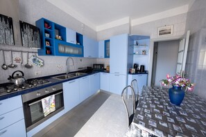Kühlschrank, Mikrowelle, Herdplatte, Wasserkocher mit Kaffee-/Teezubehör