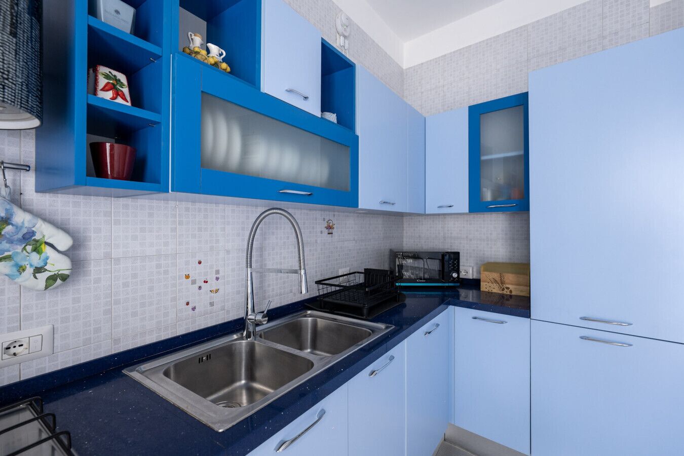 Kühlschrank, Mikrowelle, Herdplatte, Wasserkocher mit Kaffee-/Teezubehör