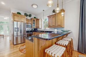 Kjøleskap, mikrobølgeovn, ovn og kokeplater