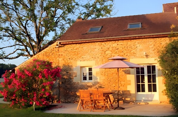 Outdoor dining - Holiday Home with Shared Pool, Wi-Fi and Air Conditioning (Saint-Geniès)