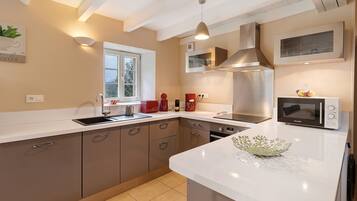 雪櫃、微波爐、焗爐、爐具