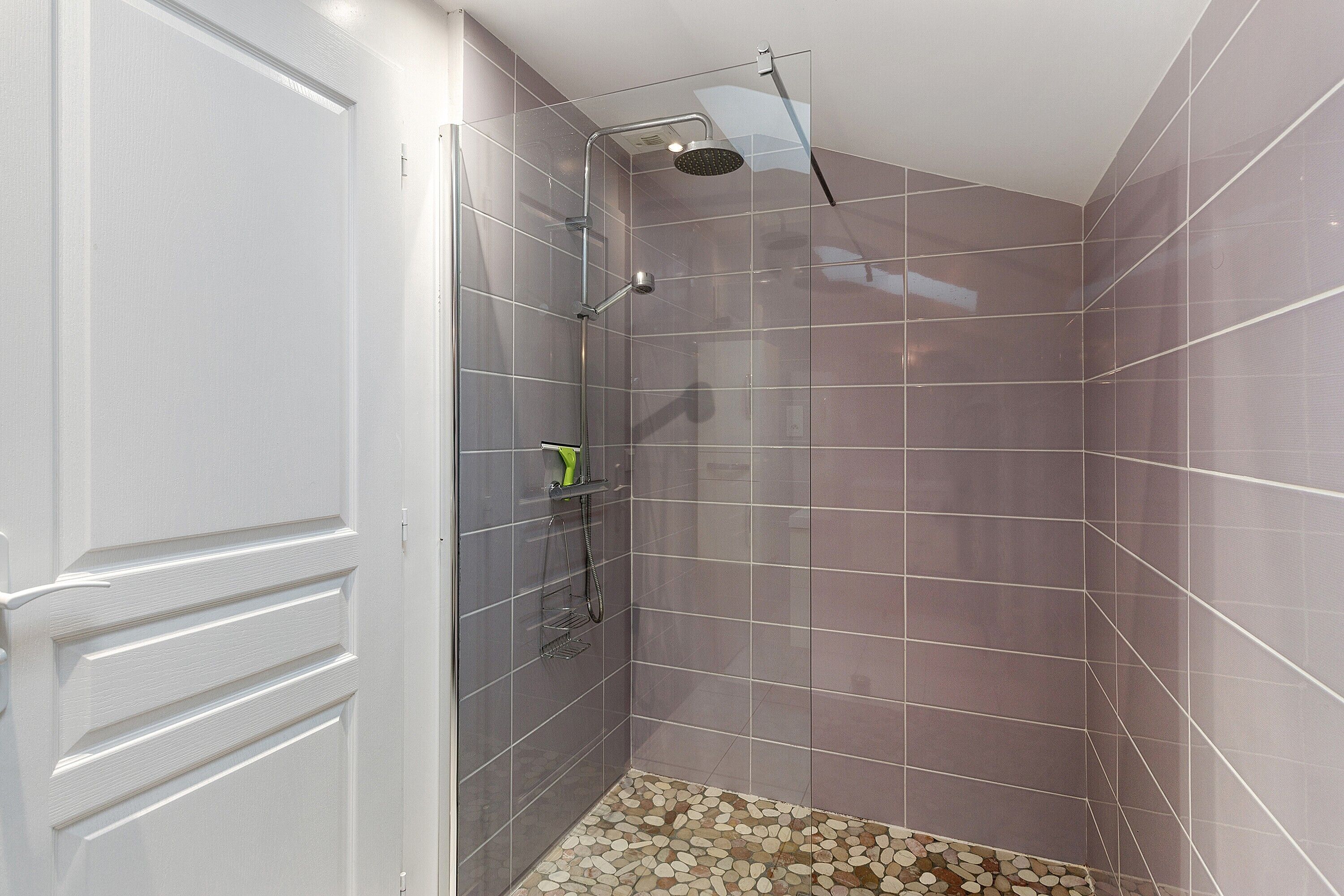 Suihku, hiustenkuivaaja