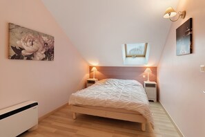 2 bedrooms, iron/ironing board, WiFi, bed sheets