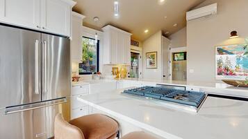 Een koelkast, een magnetron, een oven, een kookplaat