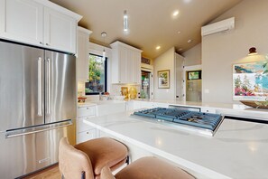 Een koelkast, een magnetron, een oven, een kookplaat