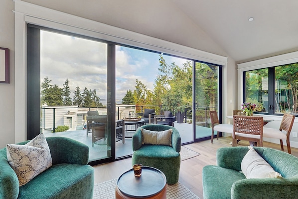 Een televisie en een open haard