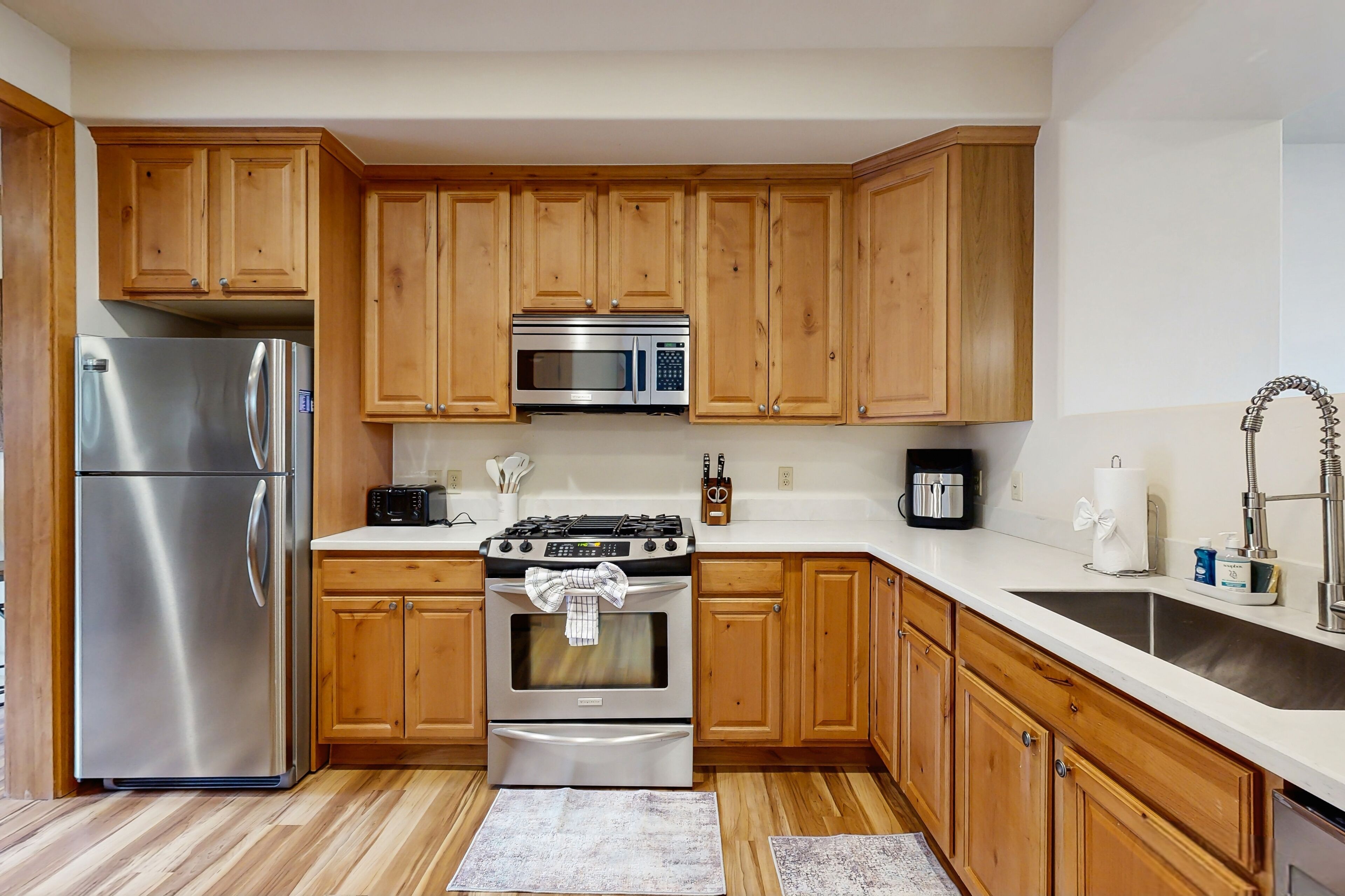 ثلاجة، ميكروويف، فرن، موقد طهي مسطح