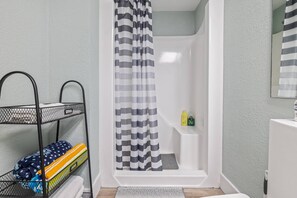 Een douche, een haardroger, handdoeken, zeep