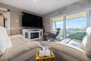 Smart TV, fireplace, stereo