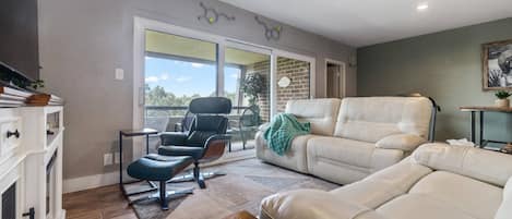 Smart TV, chimenea y estéreo