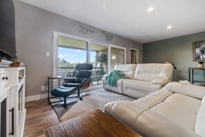 Smart TV, fireplace, stereo