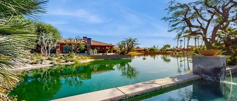 حمّام سباحة مُدفَّأ