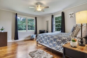 3 bedrooms, desk, iron/ironing board, travel crib