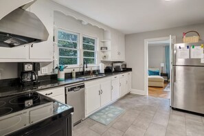 ثلاجة، فرن، موقد طهي مسطح، غسالة أطباق