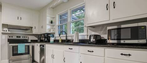 Fridge, oven, stovetop, dishwasher