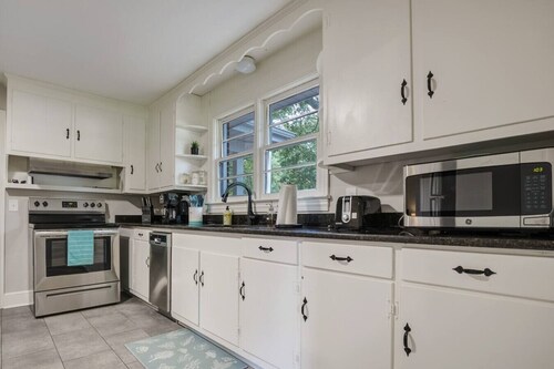 LOTS of space! Family+Pet-friendly~Close to shops!