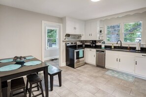 Fridge, oven, stovetop, dishwasher