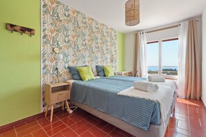 8 dormitoris, planxa i posts de planxar, Internet i roba de llit 