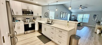 Beautiful Modern 3-bedroom condo near beach, golf, pools in Pawleys Island