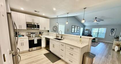 Beautiful Modern 3-bedroom condo near beach, golf, pools in Pawleys Island