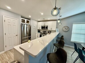 ثلاجة، ميكروويف، فرن، موقد طهي مسطح