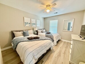 3 habitaciones, tabla de planchar con plancha y cuna de viaje 