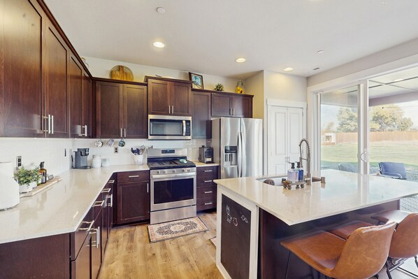 Refrigerador, microondas, horno, placa de cocina