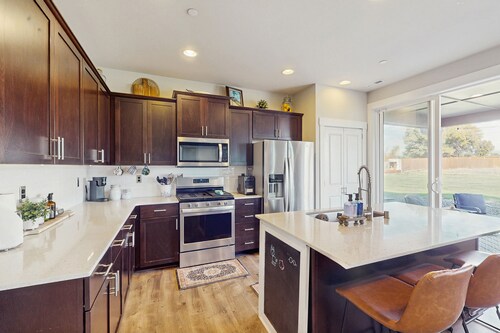 Spacious Dog Friendly home w/gas fireplace, large yard - close to town