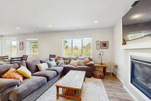 Tv, eldstad och böcker