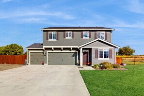 Exterior - Spacious Dog Friendly home w/gas fireplace, large yard - close to town (Ellensburg)