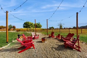 Property grounds - Spacious Dog Friendly home w/gas fireplace, large yard - close to town (Ellensburg)