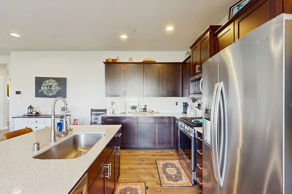 Kylskåp, mikrovågsugn, ugn och spishäll