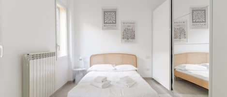2 bedrooms, iron/ironing board, WiFi