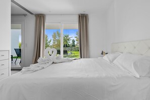 Een strijkplank/strijkijzer, wifi, beddengoed