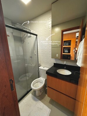 Estudio Confort, varias camas, balcón, vista a la playa | Baño | Regadera, amenidades de baño gratuitas, toallas, papel de baño