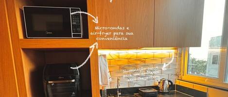 Frigobar, microondas, horno y utensilios de cocina