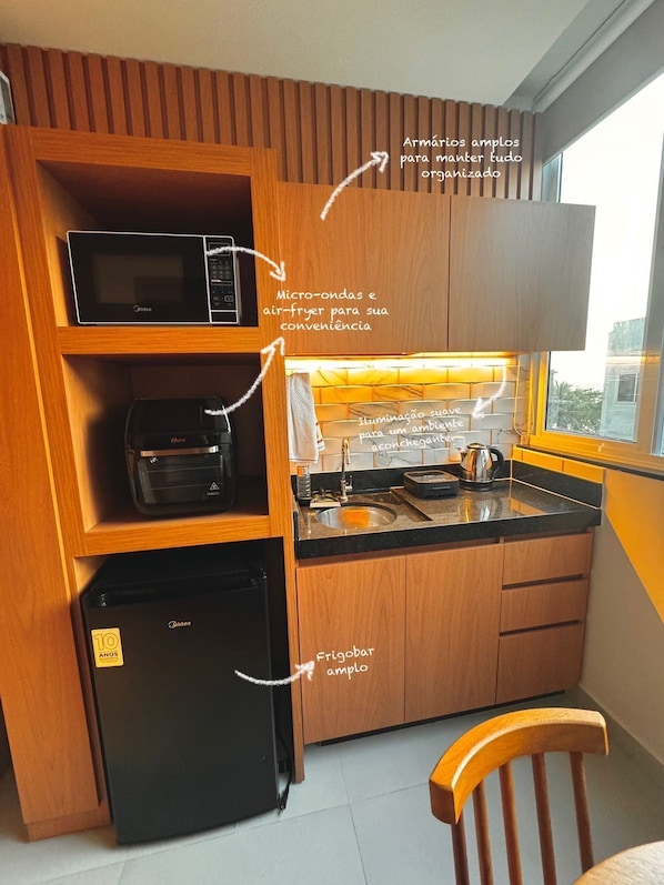 Frigobar, microondas, horno y utensilios de cocina