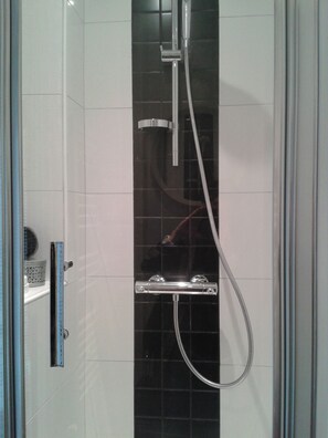 Douche, sèche-cheveux, serviettes fournies, savon