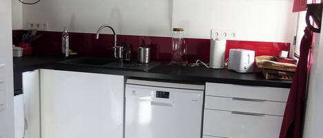 冷蔵庫、電子レンジ、オーブン、コンロ