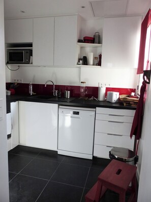 Kühlschrank, Mikrowelle, Ofen, Herdplatte