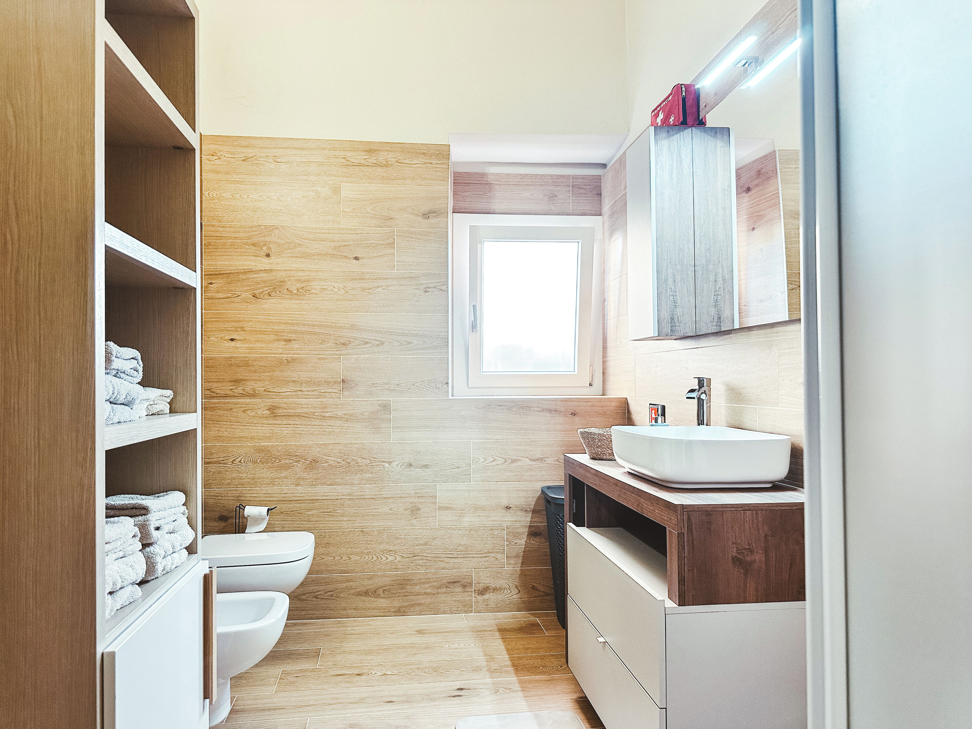 Shower, hair dryer, bidet, towels
