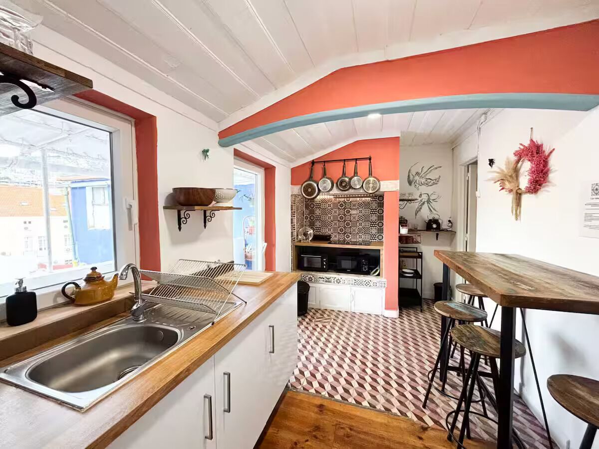 Refrigerador, microondas, parrilla de estufa y cafetera y tetera 