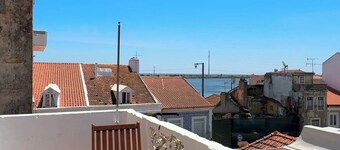 Charming Apartment with River Views & Sunny Terraces near Lisbon