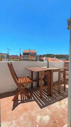 Charming Apartment with River Views & Sunny Terraces near Lisbon