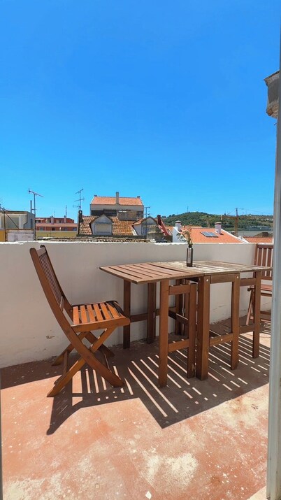 Charming Apartment with River Views & Sunny Terraces near Lisbon