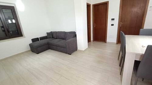 DETACHED HOUSE A FEW MINUTES WALK FROM THE BEACH WITH PRIVATE GARDEN
