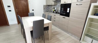 DETACHED HOUSE A FEW MINUTES WALK FROM THE BEACH WITH PRIVATE GARDEN