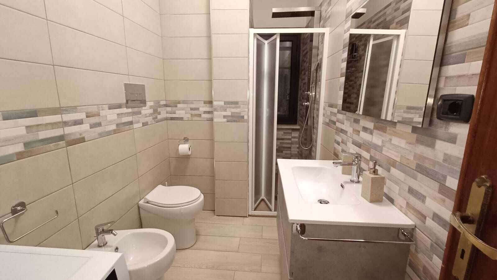 Asciugacapelli, asciugamani, sapone, carta igienica