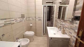 Asciugacapelli, asciugamani, sapone, carta igienica