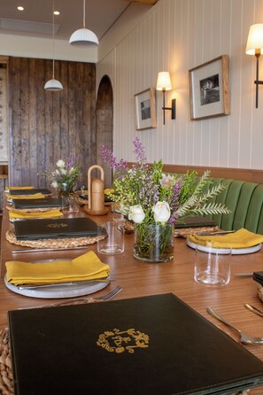 朝食 (フル ブレックファスト)、毎日提供 (無料)